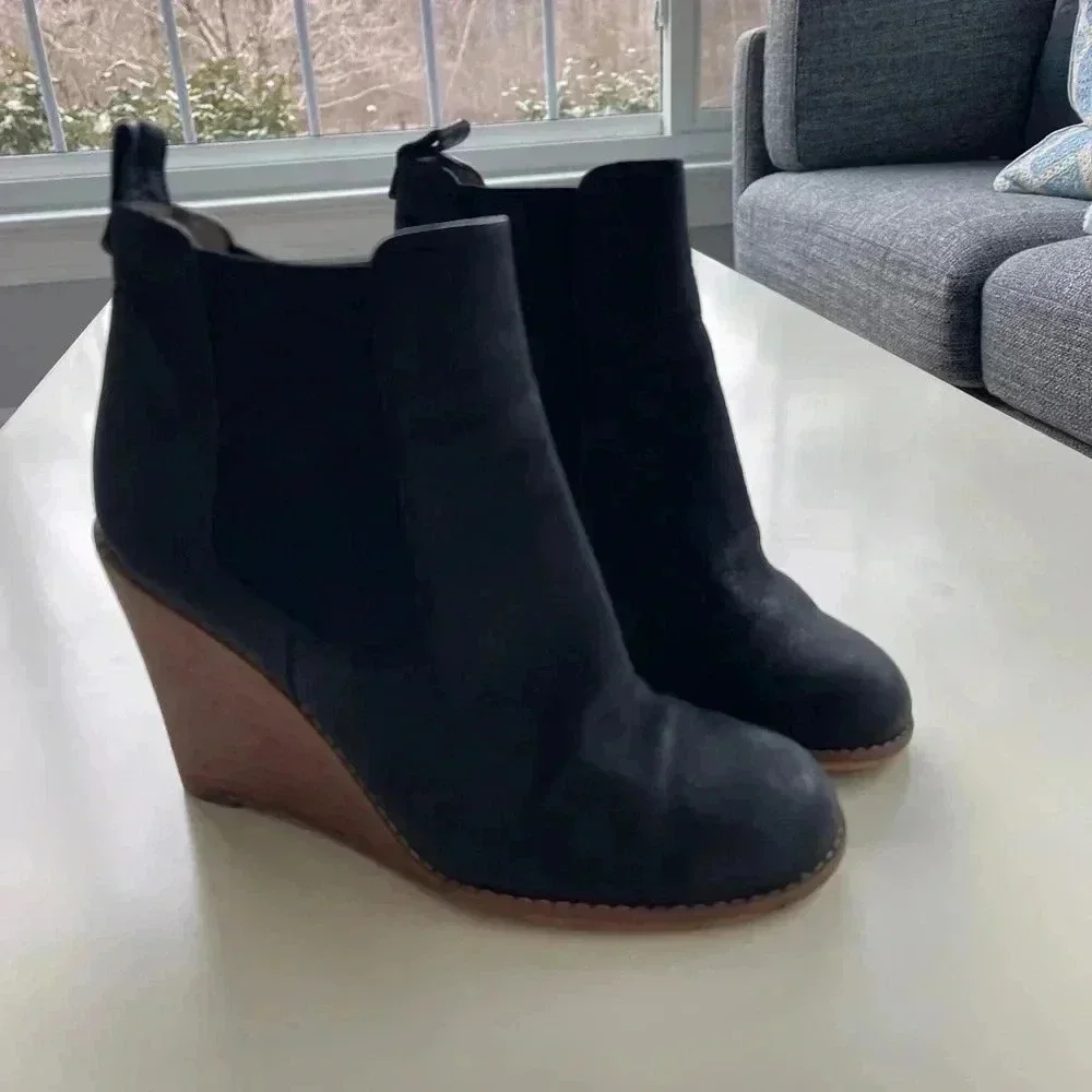 Hinge Tucker wedge booties
